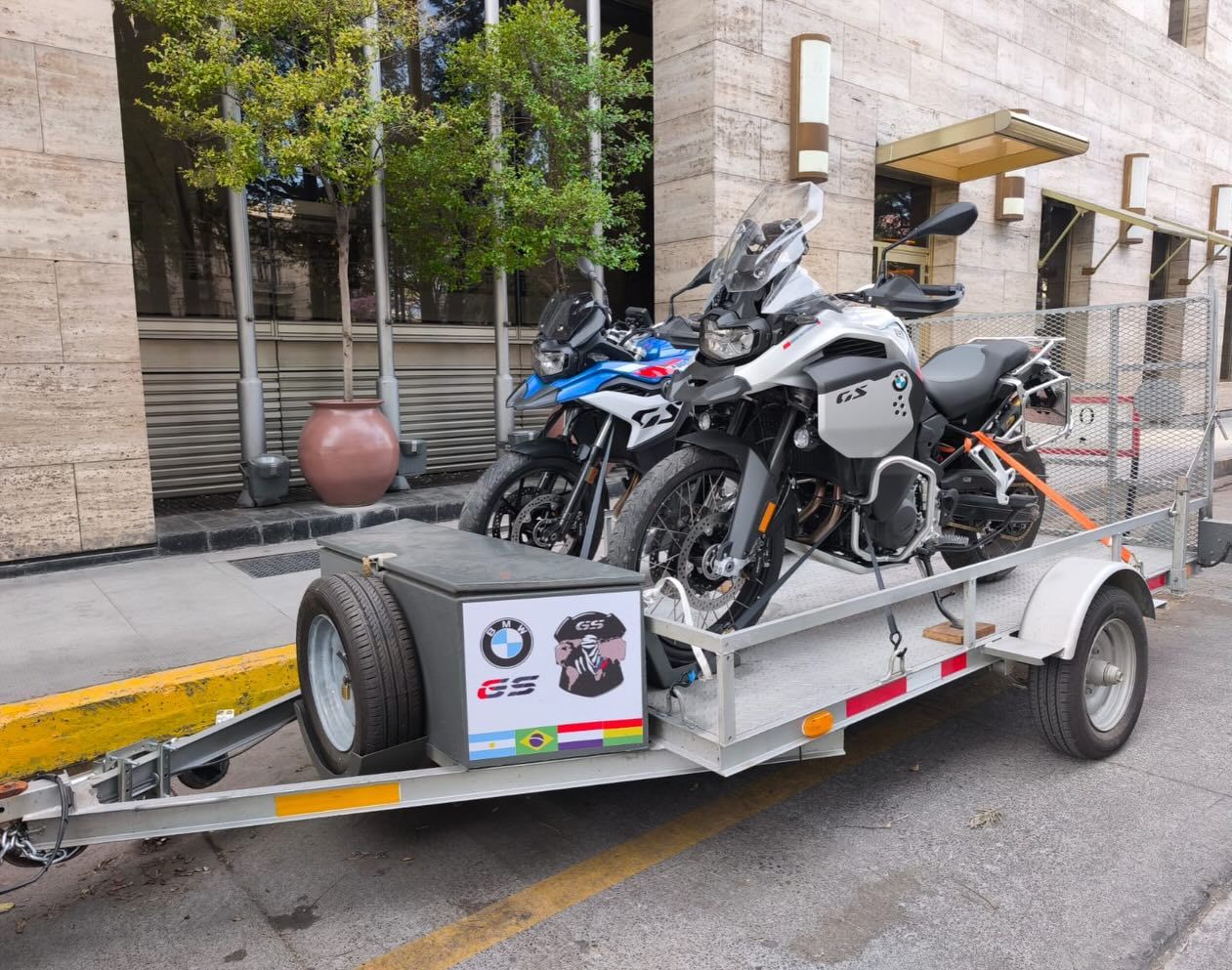Tráiler con piso cargando dos motos BMW GS